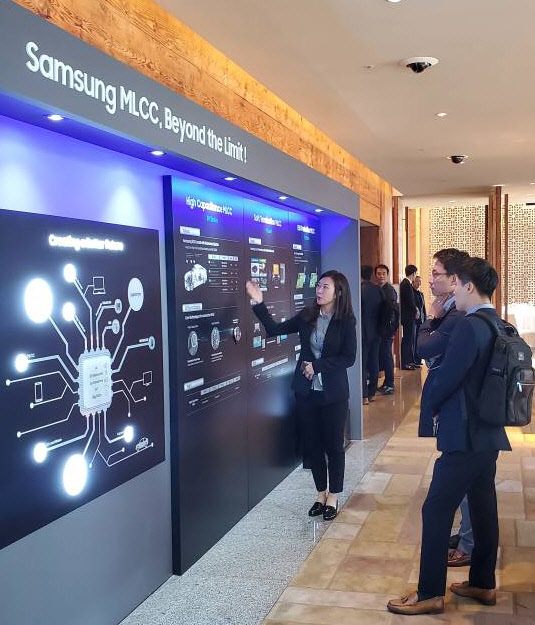 26일 부산에서 열린 삼성전기 전장용 MLCC 테크데이에서 직원이 고객사 관계자들을 상대로 제품을 설명하고 있다. <삼성전기 제공>